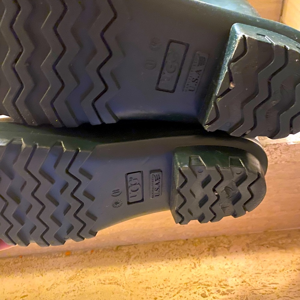 Uggs rain boots forest green size 11 , worn only once! Fits true to size.
